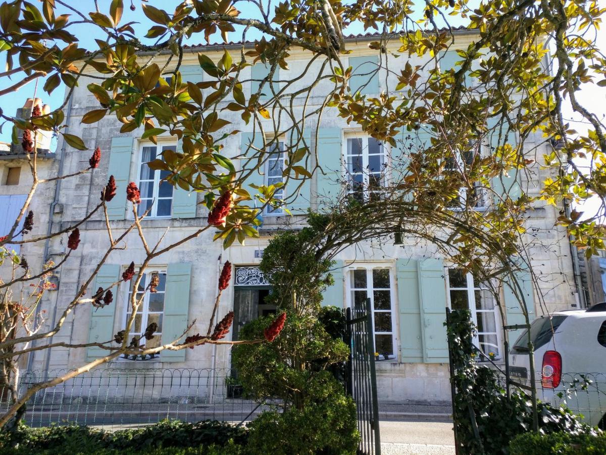 Quai Des Fleurs Bed & Breakfast Saint-Savinien Екстериор снимка