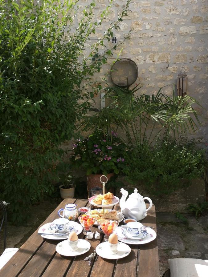 Quai Des Fleurs Bed & Breakfast Saint-Savinien Екстериор снимка
