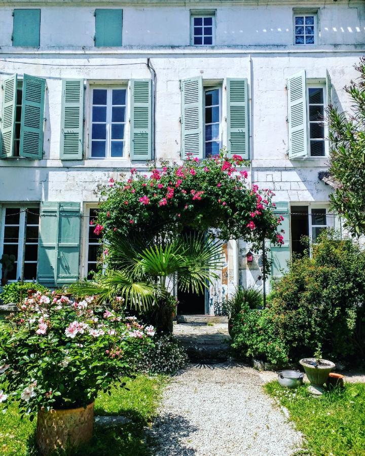 Quai Des Fleurs Bed & Breakfast Saint-Savinien Екстериор снимка