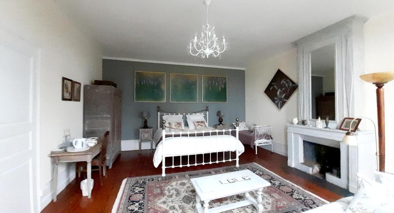 Quai Des Fleurs Bed & Breakfast Saint-Savinien Екстериор снимка