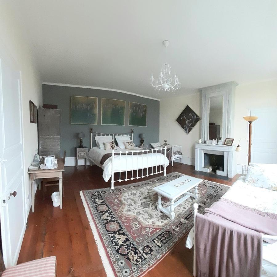 Quai Des Fleurs Bed & Breakfast Saint-Savinien Екстериор снимка